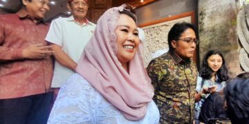 Ketua Federasi Panjat Tebing Indonesia (FPTI) Yenny Wahid (kiri) didampingi Wakil Gubernur Bali, Giri Prasta. -Balitopik.com