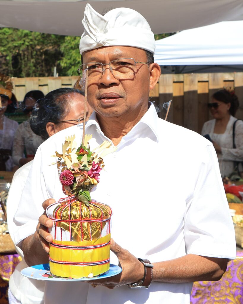 Gubernur Bali saat upacara malaspas di Pura Santa Citta Bhuwana.