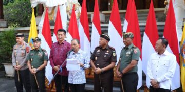 Gubernur Bali Wayan Koster (tengah) saat membacakan 18 butir pernyataan Bali Tolak Ormas Premanisme. -Balitopik.com