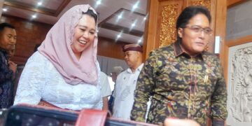 Yenny Wahid (kiri) didampingi Wakil Gubernur Bali, I Nyoman Giri Prasta. -Balitopik.com