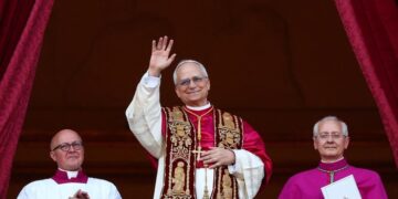 Foto: Momen Pertama Paus Leo XIV Disambut Umat Dunia (REUTERS/Guglielmo Mangiapane).