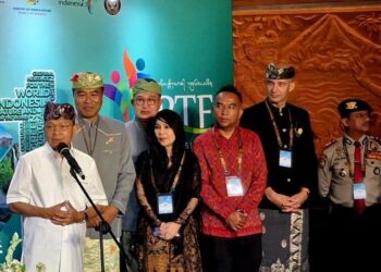 Gubernur Bali Wayan Koster (kiri). -Balitopik.com