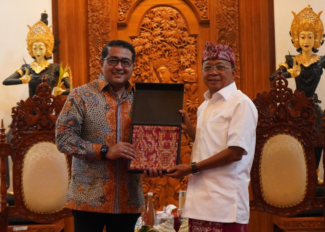 Menteri Ekonomi Kreatif Teuku Riefky Harsya (kiri) dan Gubernur Bali Wayan Koster. -Balitopik.com