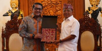 Menteri Ekonomi Kreatif Teuku Riefky Harsya (kiri) dan Gubernur Bali Wayan Koster. -Balitopik.com