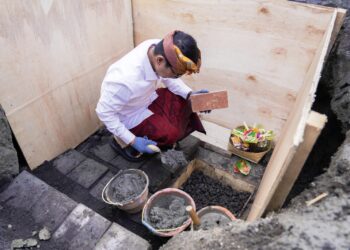 Bupati Badung I Wayan Adi Arnawa saat melakukan peletakan batu pertama pembangunan Pos Polairud Polres Badung di Pantai Munggu. -Balitopik.com