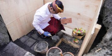 Bupati Badung I Wayan Adi Arnawa saat melakukan peletakan batu pertama pembangunan Pos Polairud Polres Badung di Pantai Munggu. -Balitopik.com