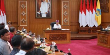 Gubernur Bali Wayan Koster saat memimpin rapat dengan Rektor se-Bali. -Balitopik.com