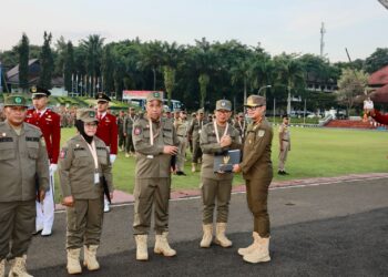 Bupati Badung, I Wayan Adi Arnawa saat menerima pin alumni kehormatan IPDN. -Dok/pribadi