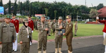 Bupati Badung, I Wayan Adi Arnawa saat menerima pin alumni kehormatan IPDN. -Dok/pribadi