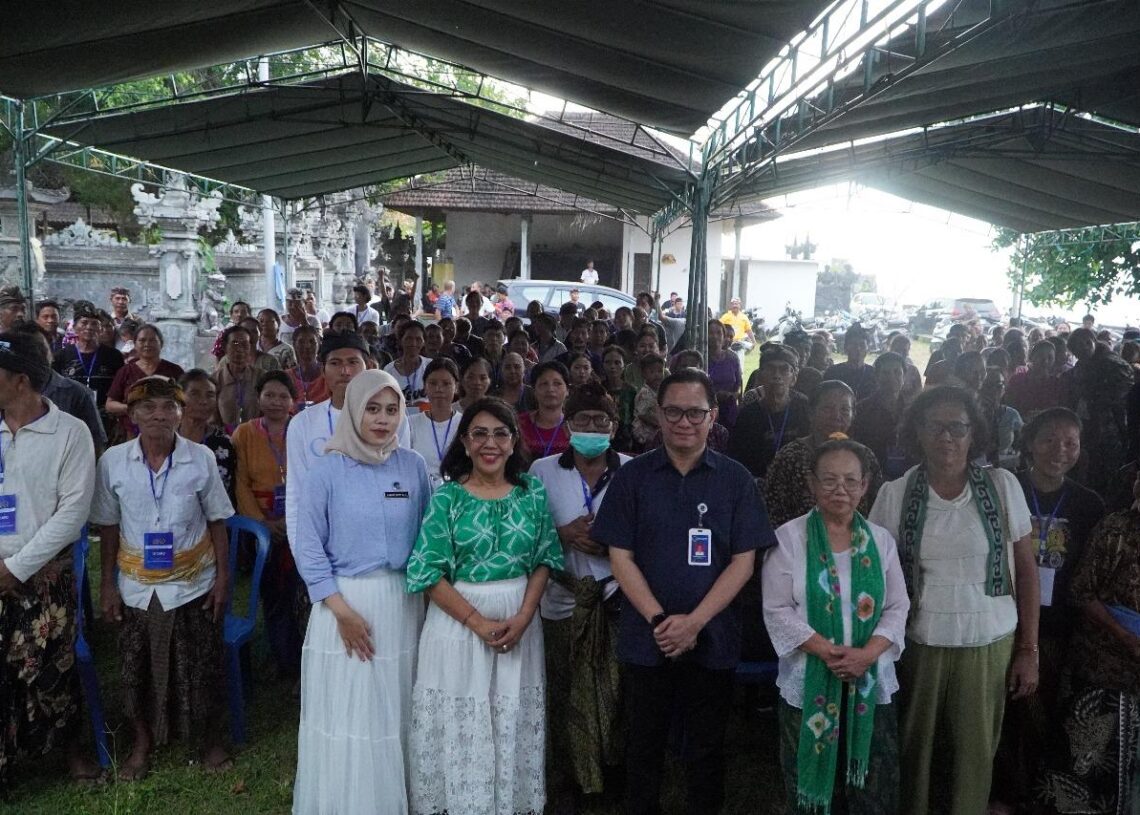 Tim sosialisasi makan bergisi gratis di Karangasem. -Balitopik.com