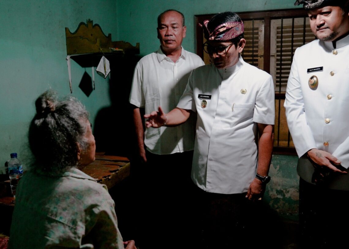 Bupati Badung I Wayan Adi Arnawa dan Wakil Bupati Badung Bagus Alit Sucipta saat meninjau pelaksanaan pelayanan Home Care “Nak Badung Sehat”. -Balitopik.com