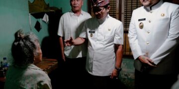 Bupati Badung I Wayan Adi Arnawa dan Wakil Bupati Badung Bagus Alit Sucipta saat meninjau pelaksanaan pelayanan Home Care “Nak Badung Sehat”. -Balitopik.com