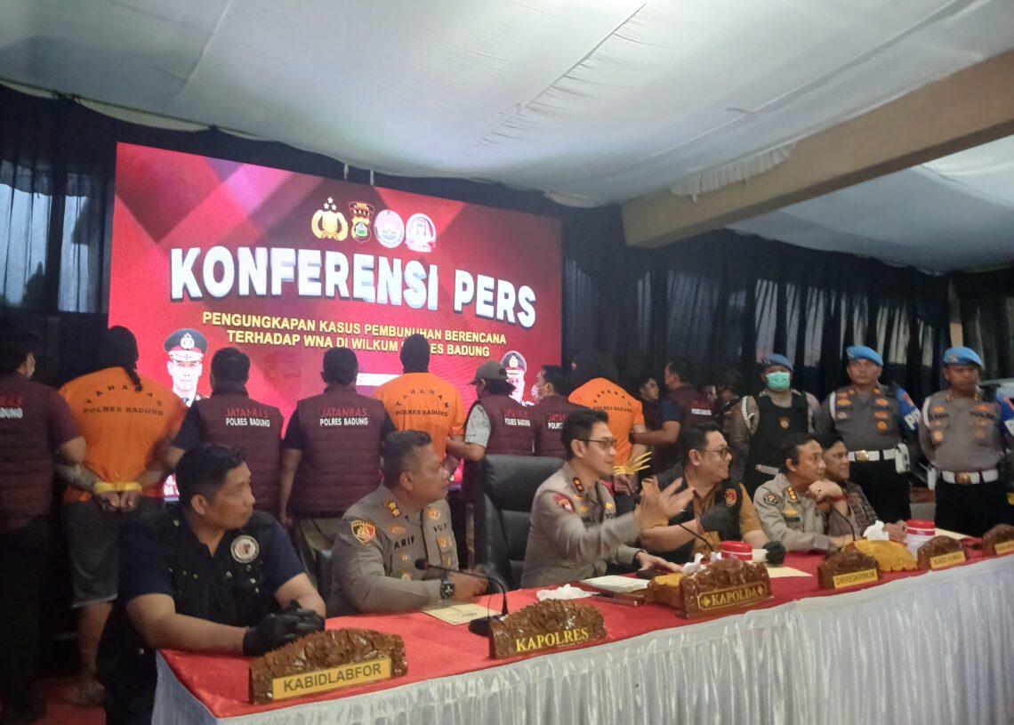 Kapolda Bali dan jajarannya saat siaran pers terkait pengungkapan pelaku penembakan dua WN Australia di Mengwi, Badung.