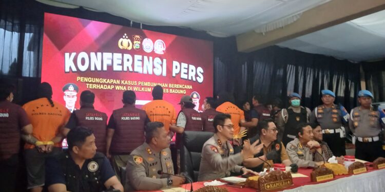 Kapolda Bali dan jajarannya saat siaran pers terkait pengungkapan pelaku penembakan dua WN Australia di Mengwi, Badung.