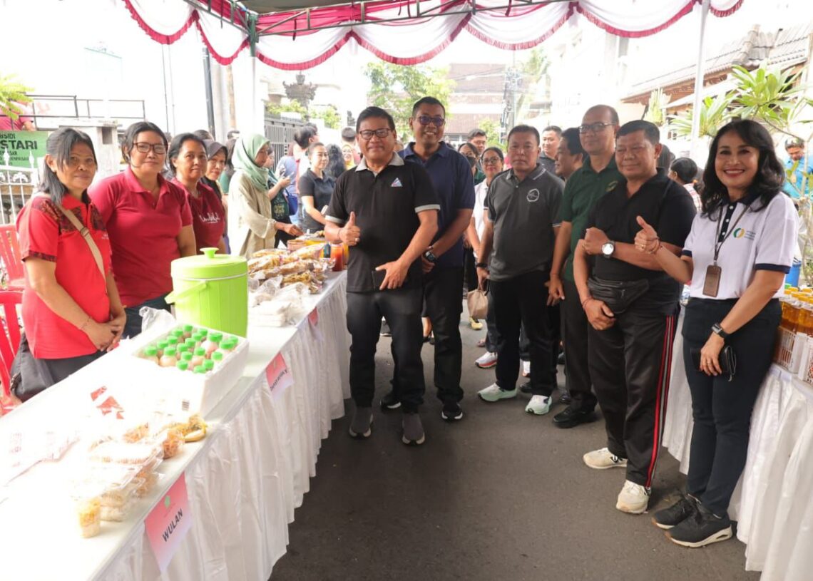 Sekretaris Daerah Kota Denpasar, Ida Bagus Alit Wiradana saat meninjau Bazar Pangan di Desa Tegal Harum.