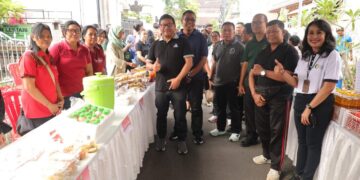 Sekretaris Daerah Kota Denpasar, Ida Bagus Alit Wiradana saat meninjau Bazar Pangan di Desa Tegal Harum.