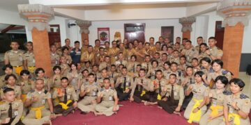 Kepala daerah se-Bali berfoto bersama para Praja asal Bali di IPDN Jatinangor, Jawa Barat. -Dok/pribadi