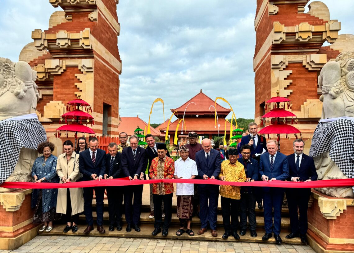 Gubernur Bali Wayan Koster (tengah) saat bersama para undangan meresmikan Taman Budaya Bali Indah di Polandia. -Balitopik.com