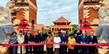 Gubernur Bali Wayan Koster (tengah) saat bersama para undangan meresmikan Taman Budaya Bali Indah di Polandia. -Balitopik.com