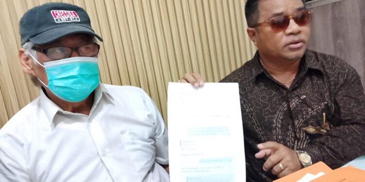 Tony Nugroho (kiri) didampingi kuasa hukum Yulius Benyamin Seran. -AD/Balitopik.com