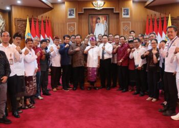 Gubernur Bali Wayan Koster berpose bersama Rektor se-Bali usai pertemuan. -Balitopik.com