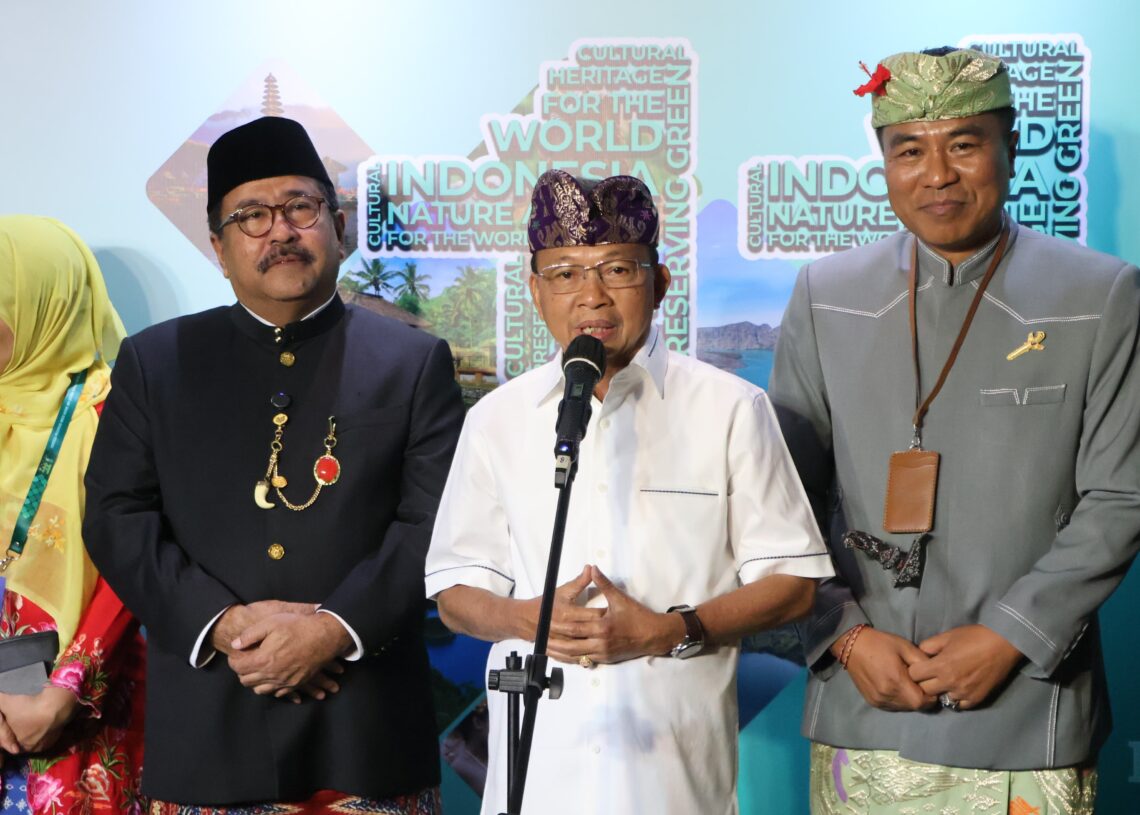 Gubernur Bali Wayan Koster, didampingi Wagub Jakarta, Rano Karno, dan ketua ASITA sekaligus Ketua Panitia BBTF 2025, Putu Winastra, saat membuka Travel Exchange (Travex) pada acara Bali dan Beyond Travel Fair (BBTF) 2025 yang ke-11, di Bali International Convertion Center (BICC) nusa dua kamis 12/6/2025. (Foto/Ist)