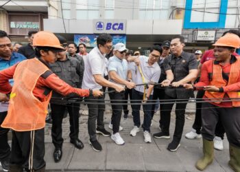 Bupati Badung I Wayan Adi Arnawa saat memotong kabel provider yang berantakan di Badung. -Balitopik.com