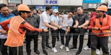 Bupati Badung I Wayan Adi Arnawa saat memotong kabel provider yang berantakan di Badung. -Balitopik.com