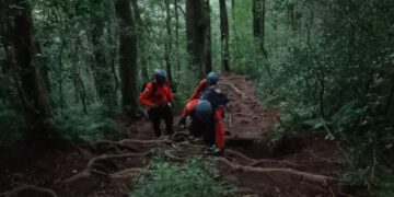 Tim SAR saat melakukan encarian terhadap 4 pendaki yang tersesat. -Balitopik.com