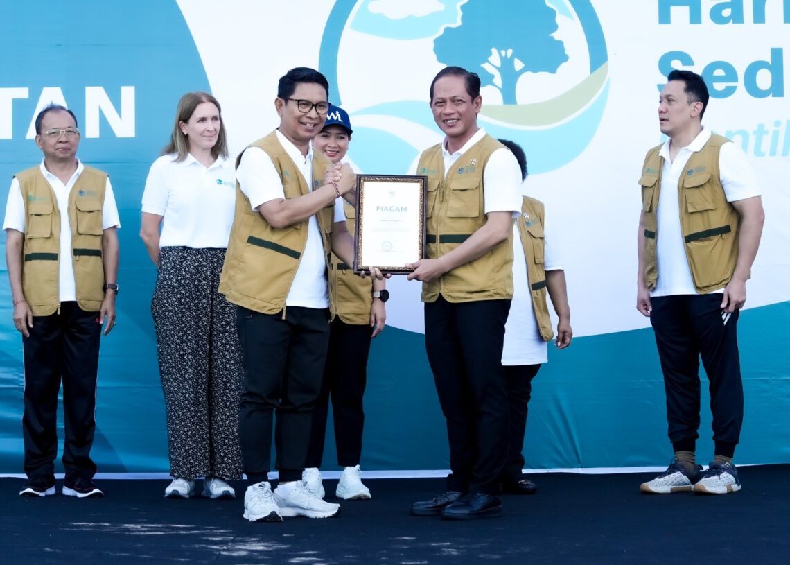 Bupati Badung I wayan Adi Arnawa (kiri) dan Menteri Lingkungan Hidup/Badan Pengendalian Lingkungan Hidup Republik Indonesia (LH/BPLH RI), Hanif Faisol Nurofiq. -Balitopik.com