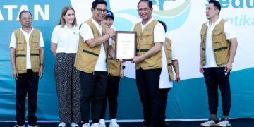 Bupati Badung I wayan Adi Arnawa (kiri) dan Menteri Lingkungan Hidup/Badan Pengendalian Lingkungan Hidup Republik Indonesia (LH/BPLH RI), Hanif Faisol Nurofiq. -Balitopik.com