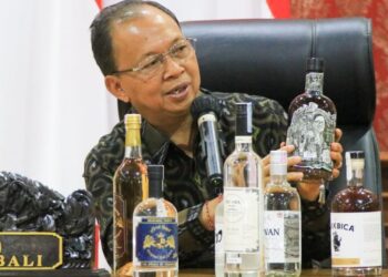 Gubernur Bali Wayan Koster menunjukan kemasan botol minuman Arak Bali saat perayaan Hari Arak Bali 29 Januari 2025. -Balitopik.com
