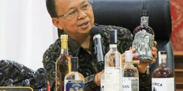 Gubernur Bali Wayan Koster menunjukan kemasan botol minuman Arak Bali saat perayaan Hari Arak Bali 29 Januari 2025. -Balitopik.com