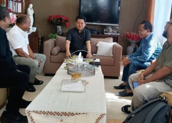 Uskup Keuskupan Denpasar, Mgr. Silvester San (tengah) saat menerima audiensi pengurus inti PENA NTT Bali. -Balitopik.com