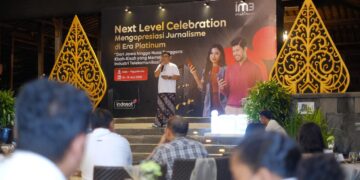 Julandi George Fransiskus SVP-Head of Region Bali Nusra Indosat Ooredoo Hutchison saat menyampaikan ulasan lengkap kinerja region yang dipimpinnya di hadapan awak media pada acara Awarding Night Kompetisi Jurnalistik IM3 Platinum bertajuk “Dari Jawa hingga Nusa Tenggara: Kisah-kisah yang Memajukan Industri Telekomunikasi” di Yogyakarta (14/06/2025).