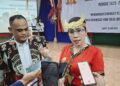 Bupati Sumba Barat Daya, Ratu Ngadu Bonu Wulla (kanan) didampingi Ketua IKSBD Bali, Samuel Sairo Kalumbang. -Balitopik.com