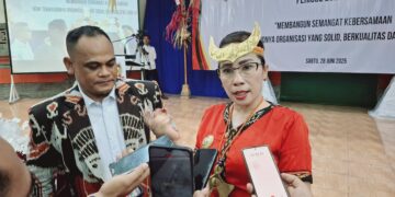 Bupati Sumba Barat Daya, Ratu Ngadu Bonu Wulla (kanan) didampingi Ketua IKSBD Bali, Samuel Sairo Kalumbang. -Balitopik.com