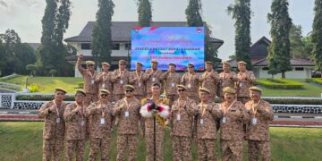 Putu Eka Sanjaya diapit Kepala Daerah se-Bali pada kegiatan retret kepala daerah gelombang II. -Dok.Balitopik.com