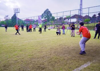 Bupati Badung I Wayan Adi Arnawa (kanan) dan Wakil Gubernur Bali Giri Prasta saat membuka turnamen sepak bola Bima Nata Cup II. -Balitopik.com