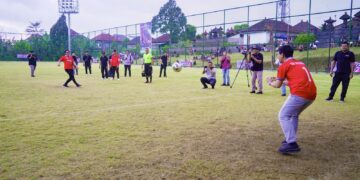 Bupati Badung I Wayan Adi Arnawa (kanan) dan Wakil Gubernur Bali Giri Prasta saat membuka turnamen sepak bola Bima Nata Cup II. -Balitopik.com