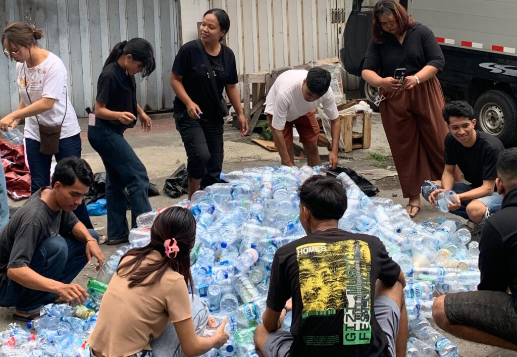 Anggota PMKRI Cabang Denpasar saat mengumpulkan botol plastik bekas. -Balitopik.com