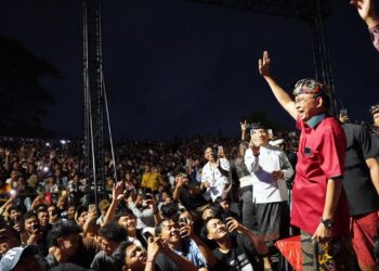 Gubernur Bali Wayan Koster saat menghadiri lomba baleganjur di Art Centre Denpasar. -Balitopik.com