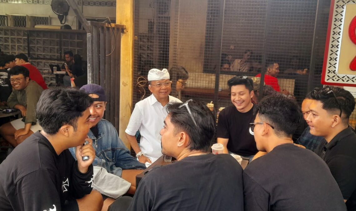 Gubernur Bali Wayan Koster saat ngopi dengan generasi muda Bali di Kopi Jenar, Denpasar. -Balitopik.com
