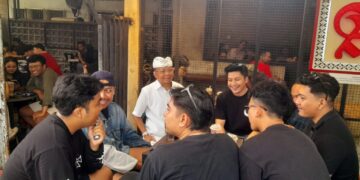 Gubernur Bali Wayan Koster saat ngopi dengan generasi muda Bali di Kopi Jenar, Denpasar. -Balitopik.com