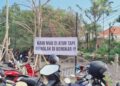 Spanduk penolakan pembongkaran 48 bangunan di Pantai Bingin. -Balitopik.com