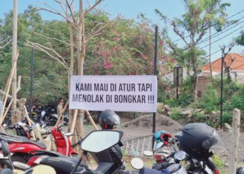 Spanduk penolakan pembongkaran 48 bangunan di Pantai Bingin. -Balitopik.com