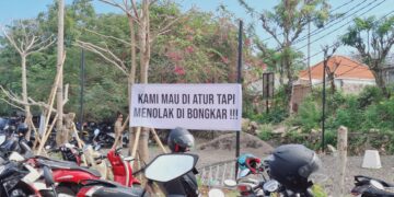 Spanduk penolakan pembongkaran 48 bangunan di Pantai Bingin. -Balitopik.com