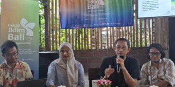 Country Director WRI Indonesia T. Nirarta ‘Koni’ Samadhi (dua dari kanan). -IST