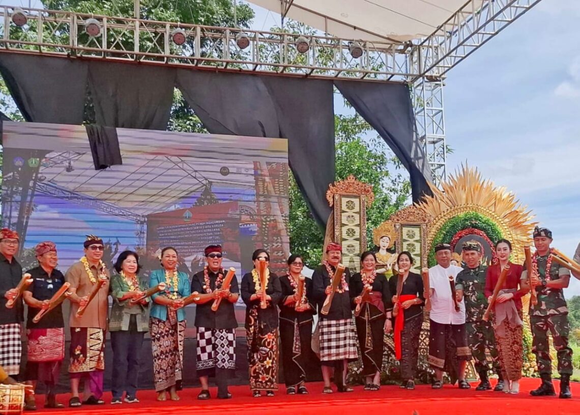 Bupati Tabanan, I Komang Gede Sanjaya (enam dari kiri) bersama sejumlah tamu undangan lainnya saat membuka Jatiluwih Festival ke-6, pada Sabtu 19 Juli 2025, di objek wisata Jatiluwih, Kecamatan Penebel, Kabupaten Tabanan.