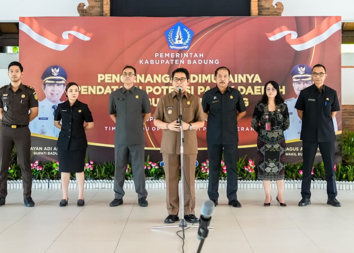 Bupati Badung I Wayan Adi Arnawa saat memberikan arahan kepada Tim Terpadu Optimalisasi Pajak Daerah. -IST